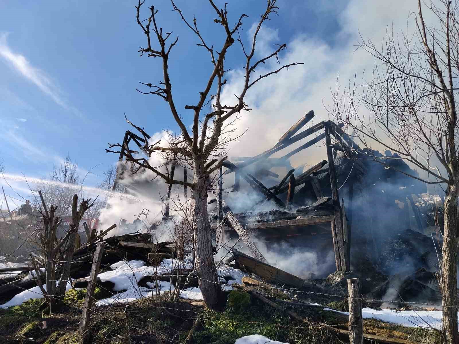 Kastamonu’da 2 katlı ev alevlere teslim oldu