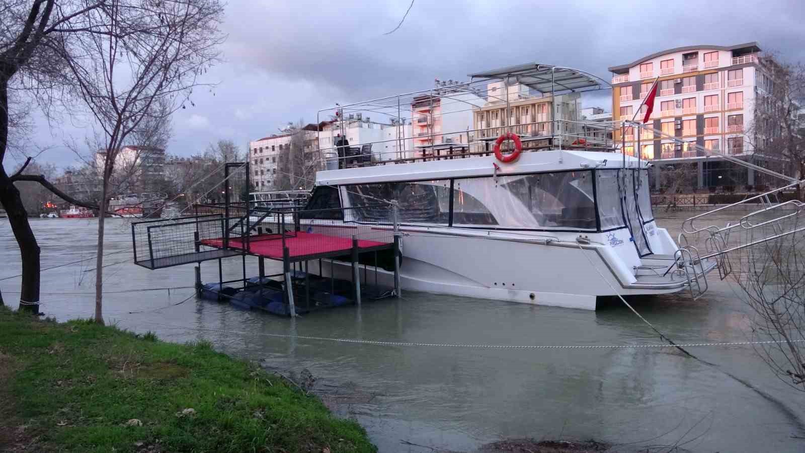Barajlardan bırakılan su Manavgat Irmağı&rsquo;ndaki su seviyesini y&uuml;kseltti
