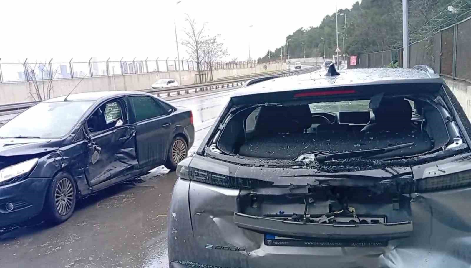Maltepe’de bir araç kaygan yolda park halindeki otomobile çarpıp takla attı: 3 yaralı