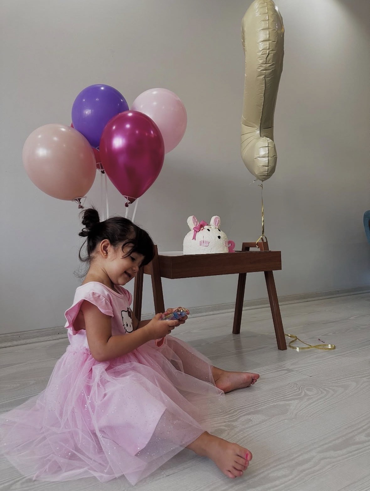 Mardin&rsquo;de &uuml;&ccedil;&uuml;nc&uuml; kattan d&uuml;şen &ccedil;ocuk hayatını kaybetti, geriye doğum g&uuml;n&uuml; g&ouml;r&uuml;nt&uuml;s&uuml; kaldı
