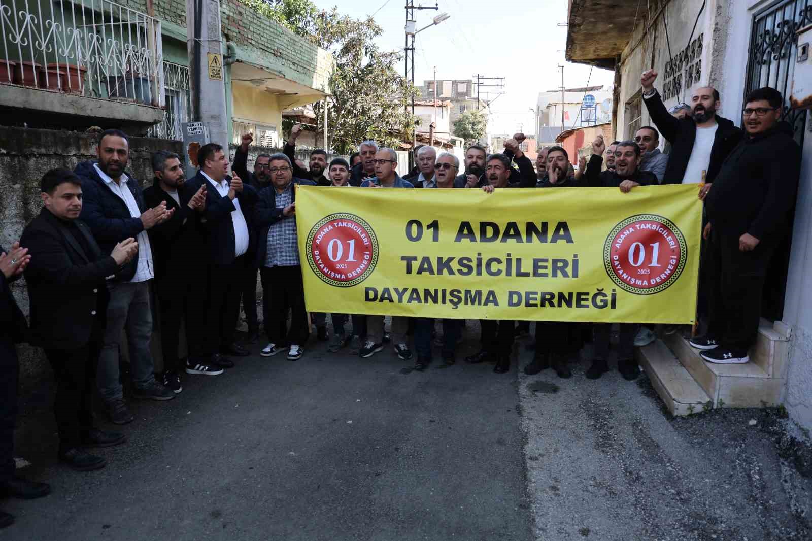 Adana’da taksicilerden korsan taksi eylemi