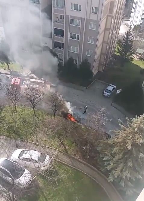 Tokat&rsquo;ta park halindeki otomobil alev alev yandı
