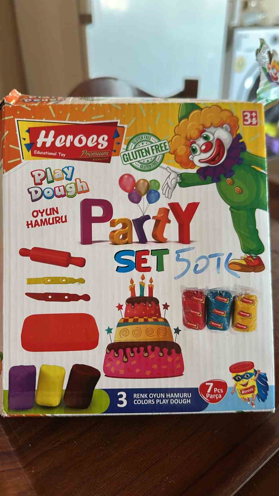 &Ccedil;ocukların hevesle oynadığı oyun hamurundan cam par&ccedil;acıkları &ccedil;ıktı
