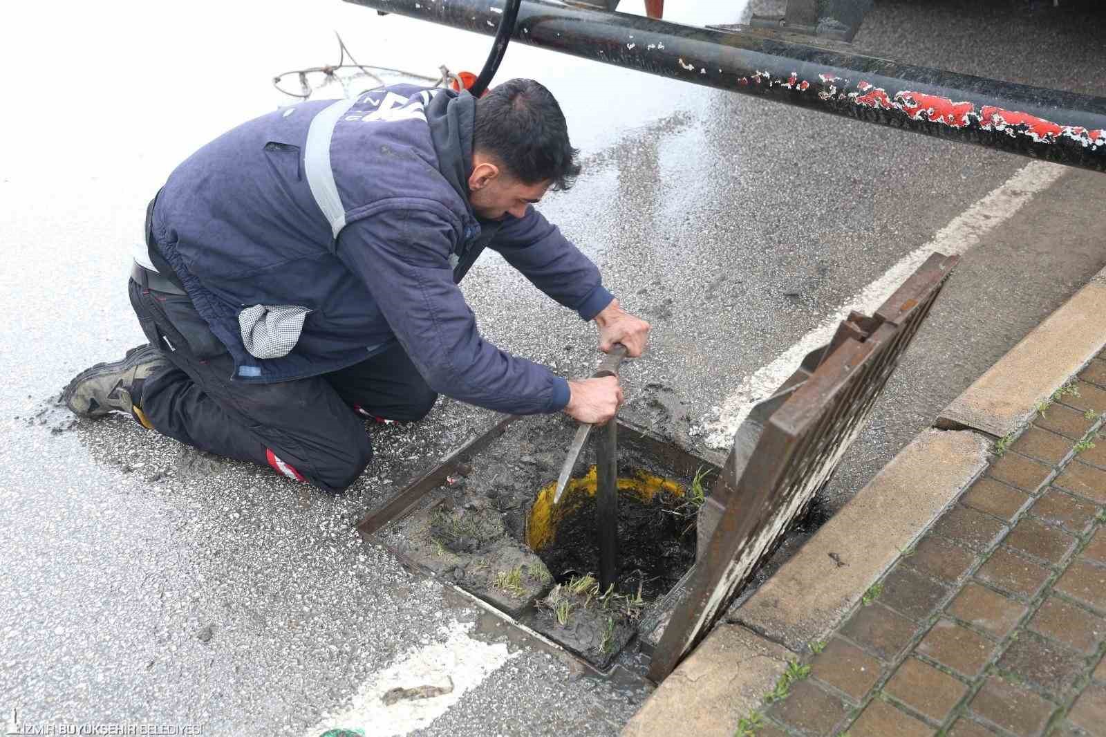 İzmir&rsquo;de sağanak yağış: B&uuml;y&uuml;kşehir ekipleri seferber oldu

