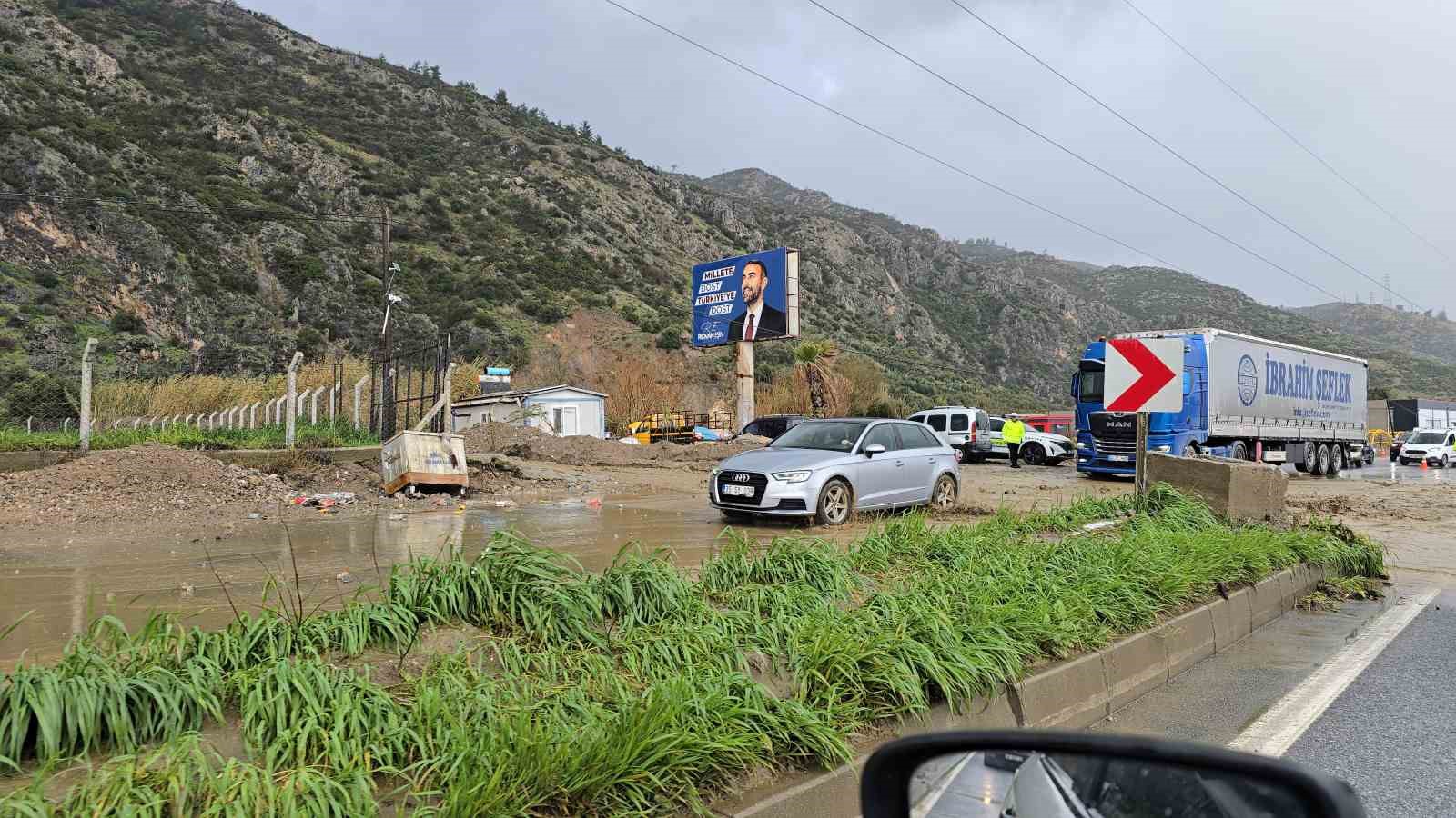 S&ouml;ke&rsquo;de dağdan akan sular adeta şelaleye d&ouml;nd&uuml;

