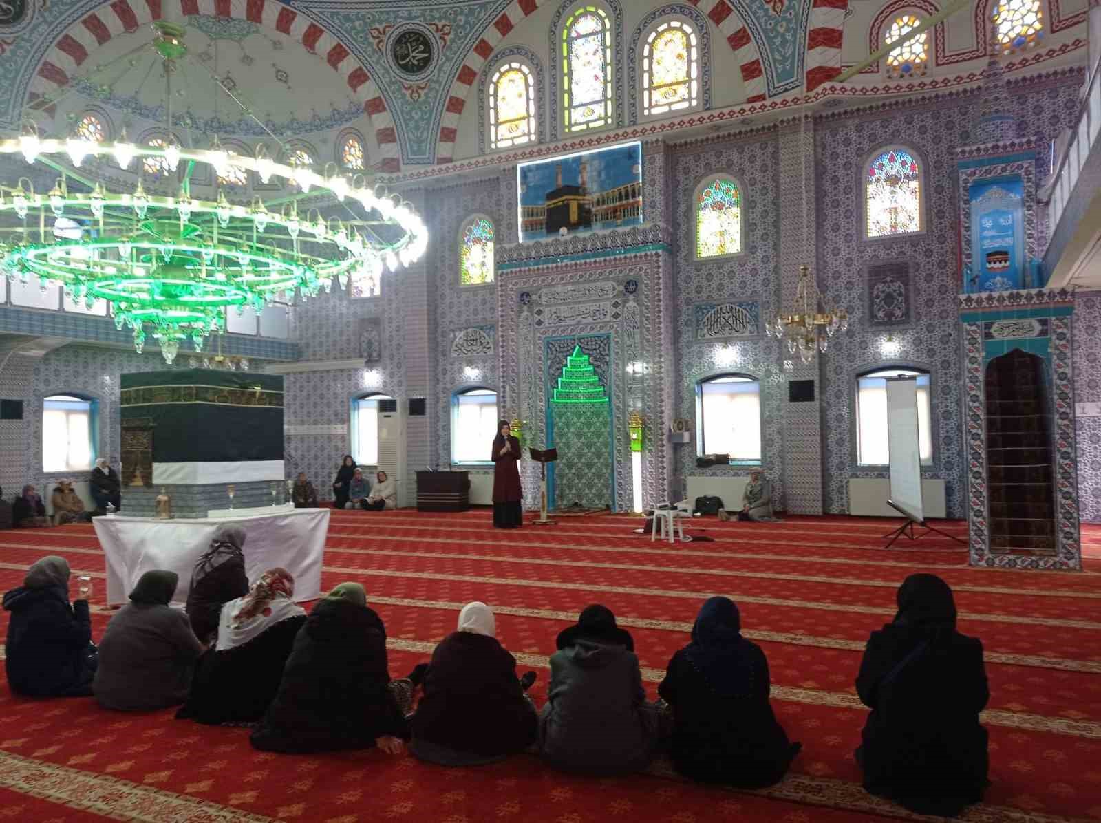 Umre yolcularına y&ouml;nelik seminer
