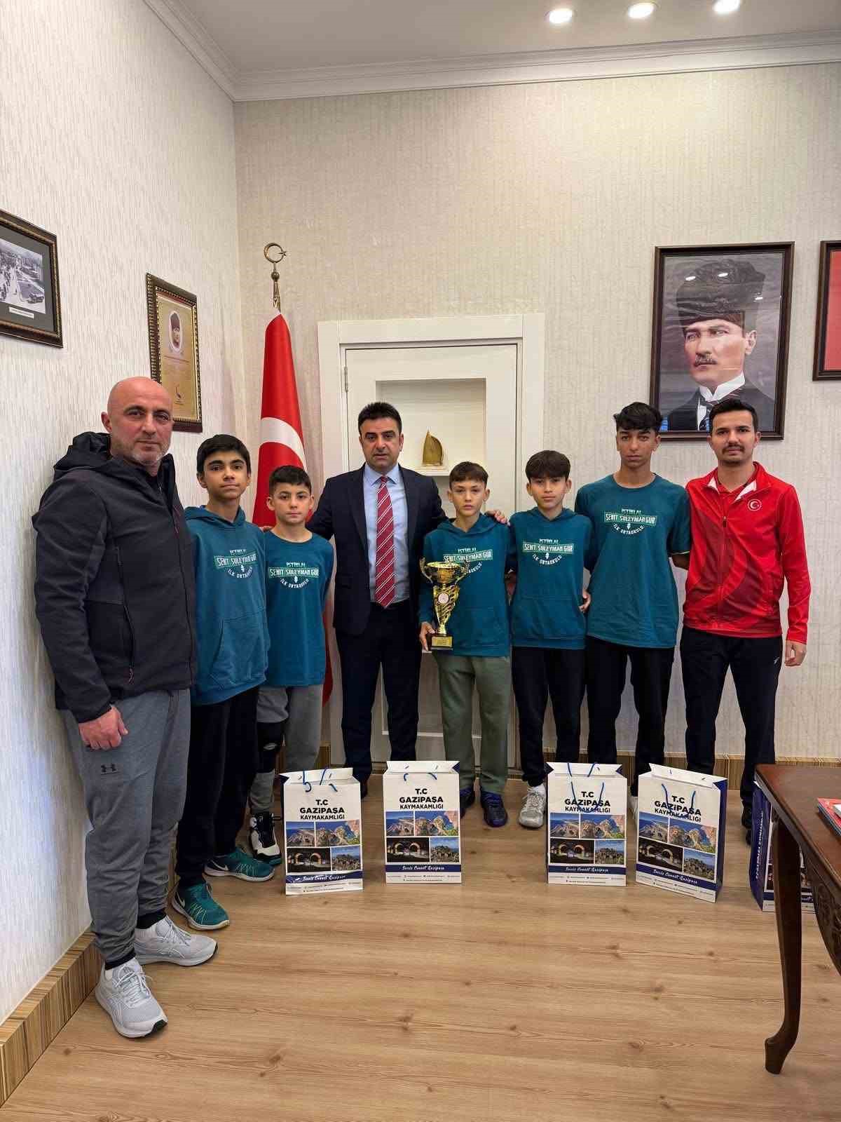 Gazipaşa&rsquo;yı temsil eden badminton takımı Antalya şampiyonu oldu
