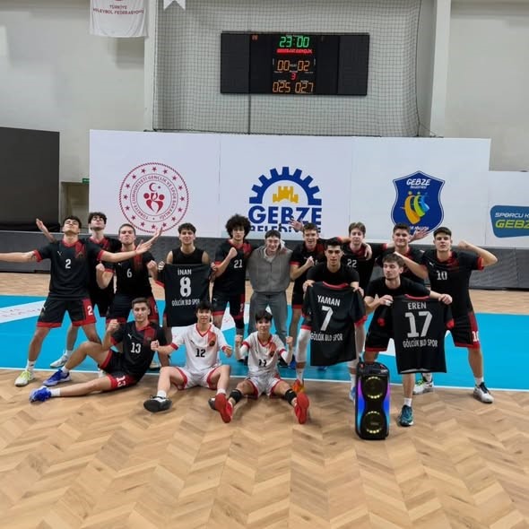 Gölcük Belediyespor genç erkek voleybol takımı üst üste 3. kez şampiyon