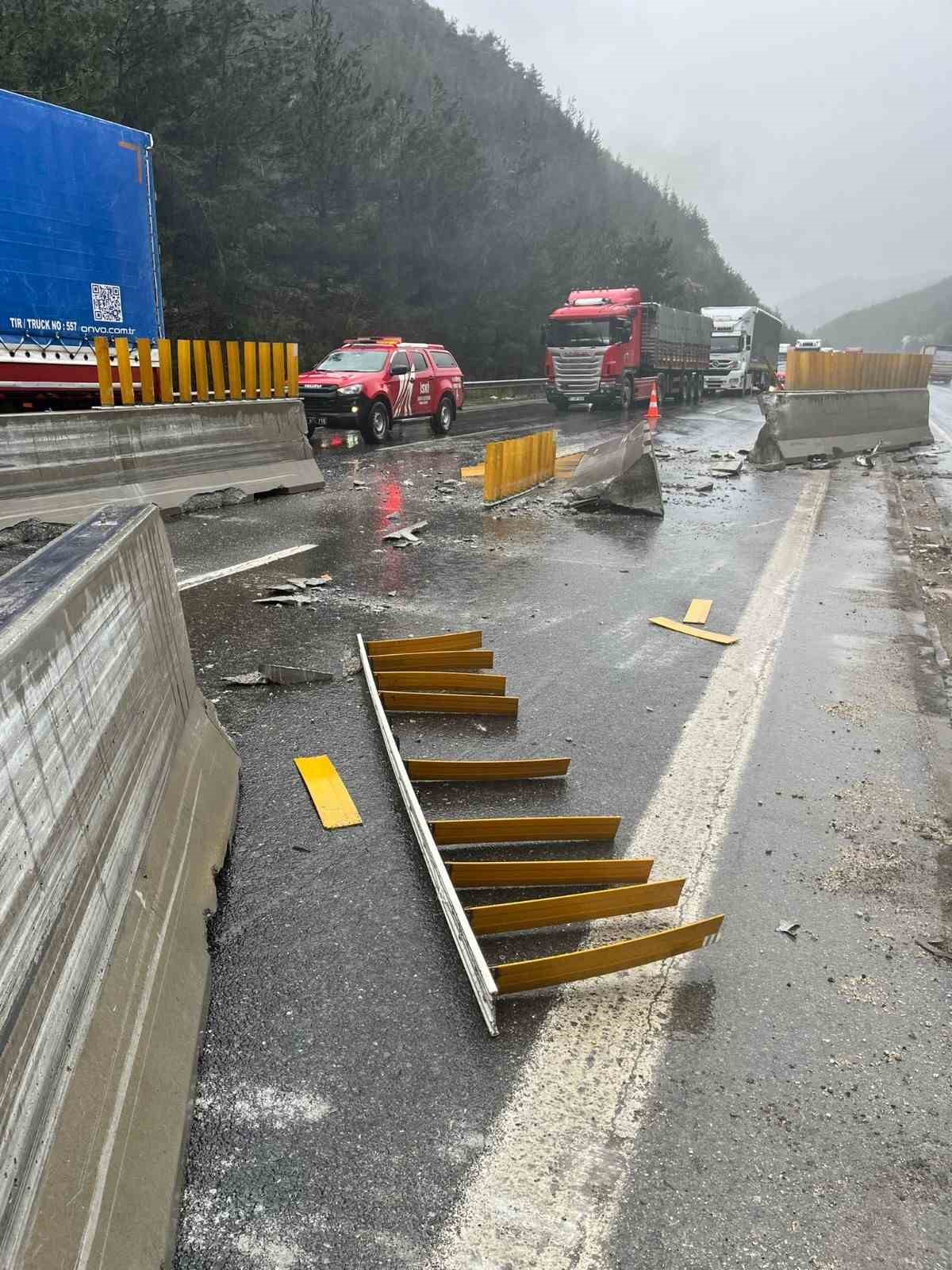 Otoyolda tır bariyerlere &ccedil;arpıp şarampole yuvarlandı: 2 yaralı
