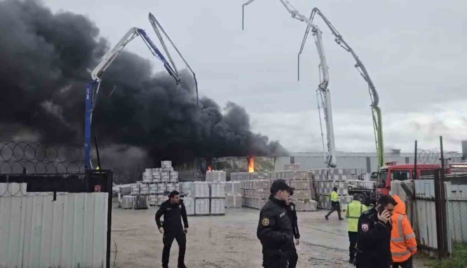 Balıkesir’de yapı market deposunda yangın