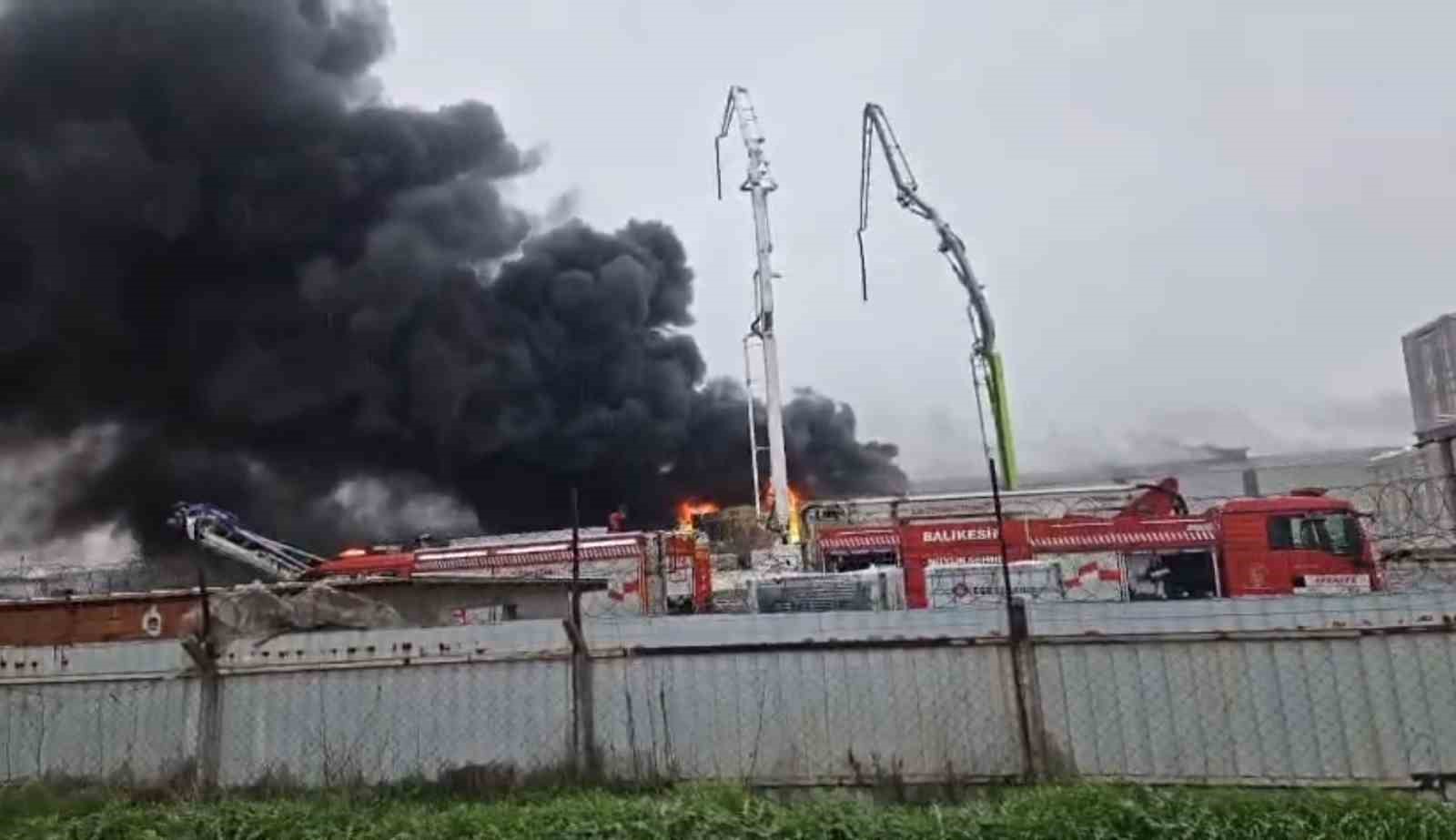 Balıkesir&rsquo;de yapı market deposunda yangın
