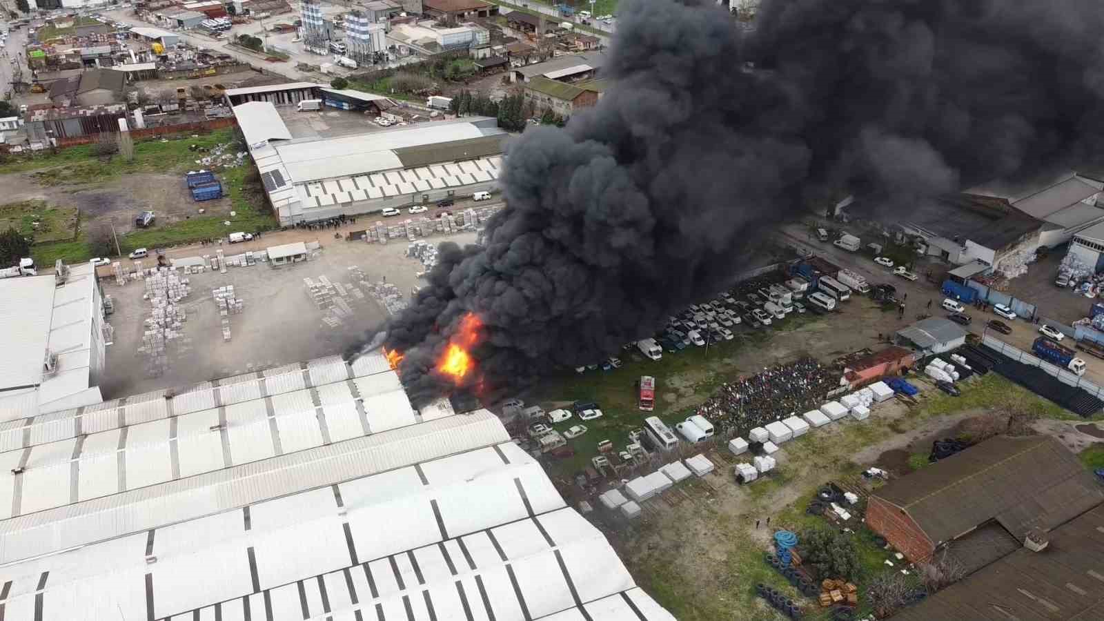 Yapı market deposundaki yangın kontrol altında
