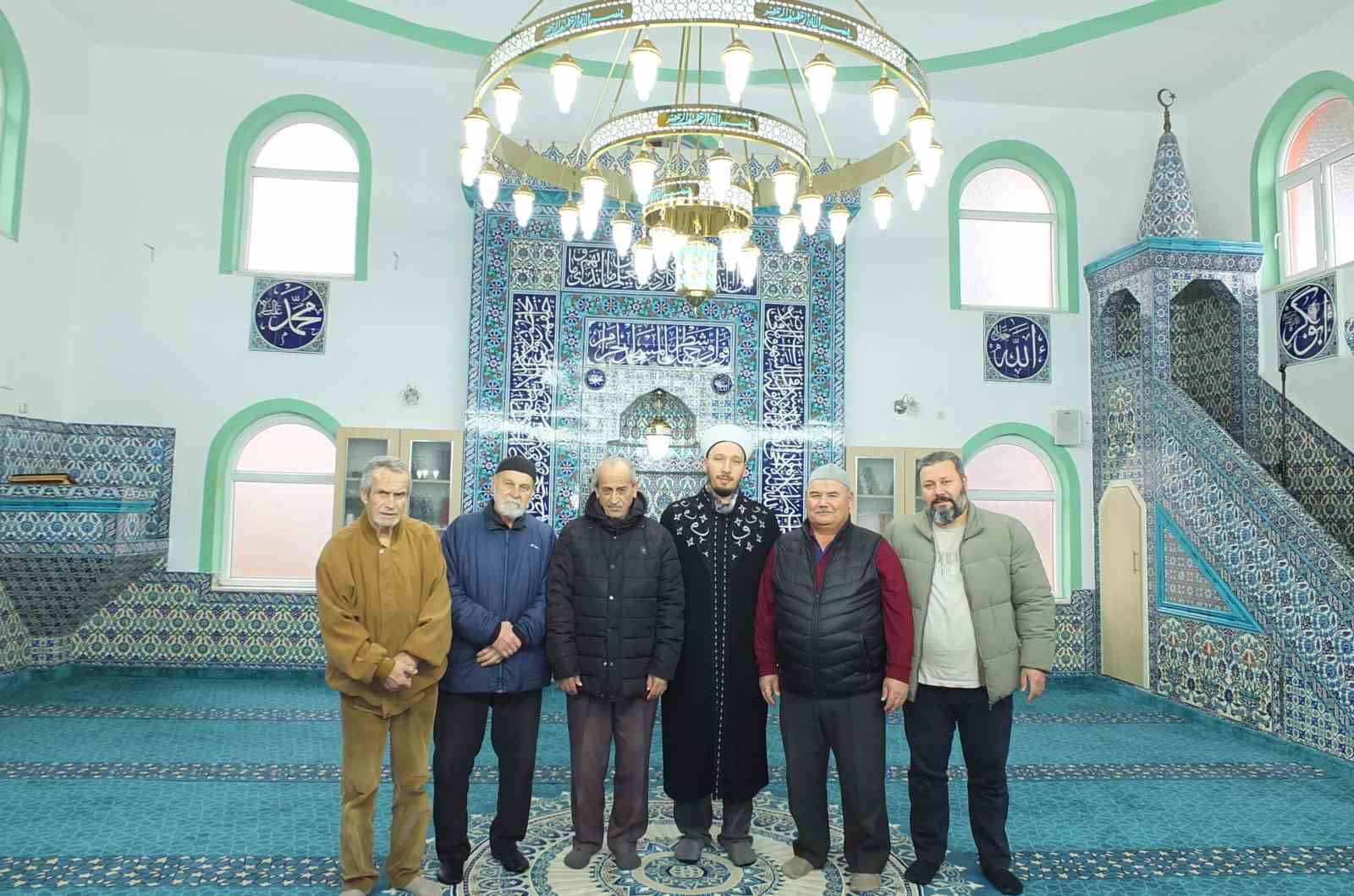 Burhaniye&rsquo;de Hacı G&uuml;rsesler Cami imece ile ışıl ışıl  oldu
