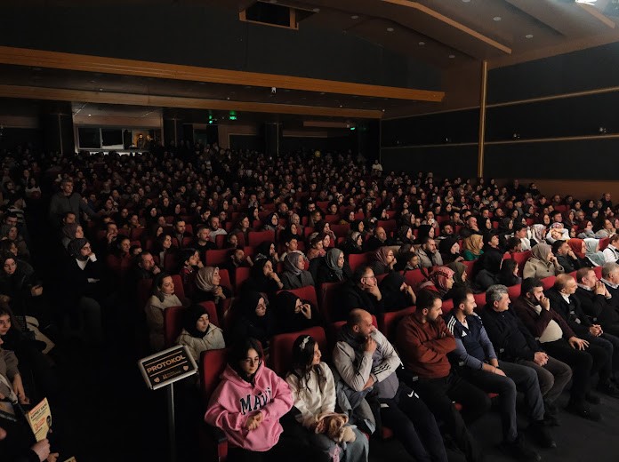 EBB Şehir Tiyatrosu&rsquo;nun yeni oyunu "Organiyasyon" b&uuml;y&uuml;k beğeni topladı
