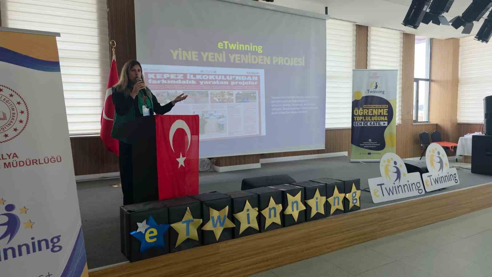 Aksu&rsquo;da &ouml;ğretmenlere dijital d&ouml;n&uuml;ş&uuml;m konusunda uygulamalı eğitim
