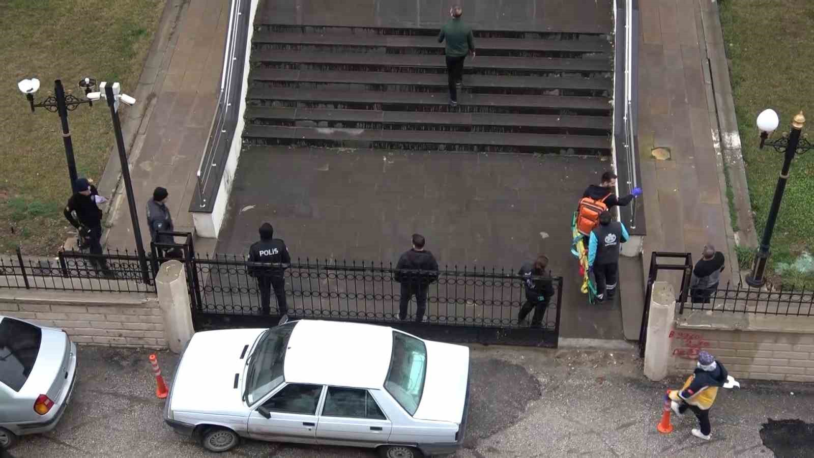 Valilik binasına &ccedil;ıkarak intihar teşebb&uuml;s&uuml;nde bulunan şahıs ikna edildi
