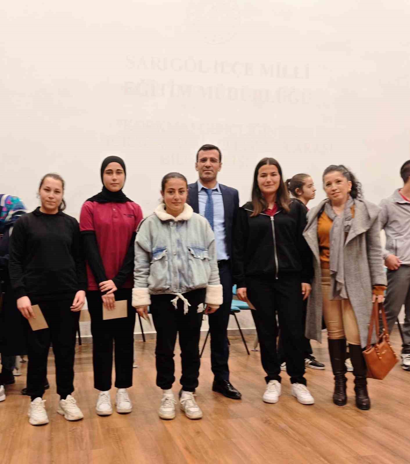 Gen&ccedil;ler Mehmet Akif ve milli m&uuml;cadele ruhuyla yarıştı
