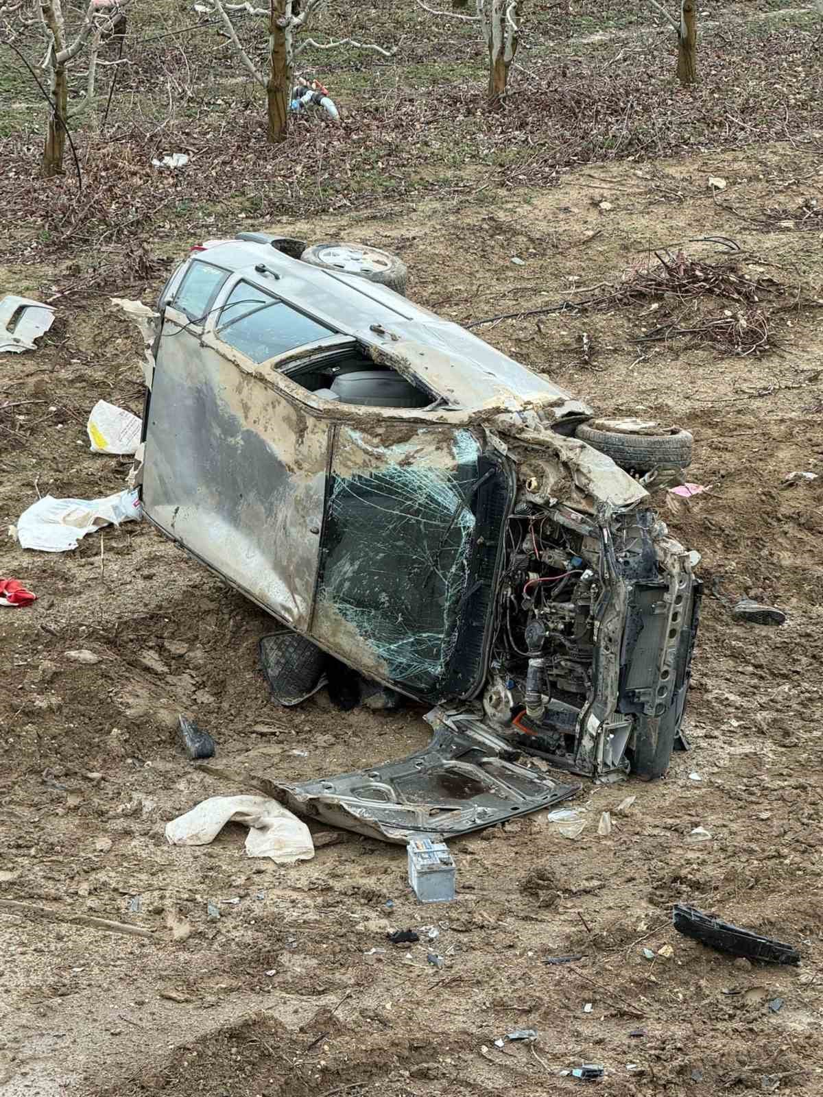 Isparta’da otomobil şarampole yuvarlandı: 1’i ağır 2 yaralı