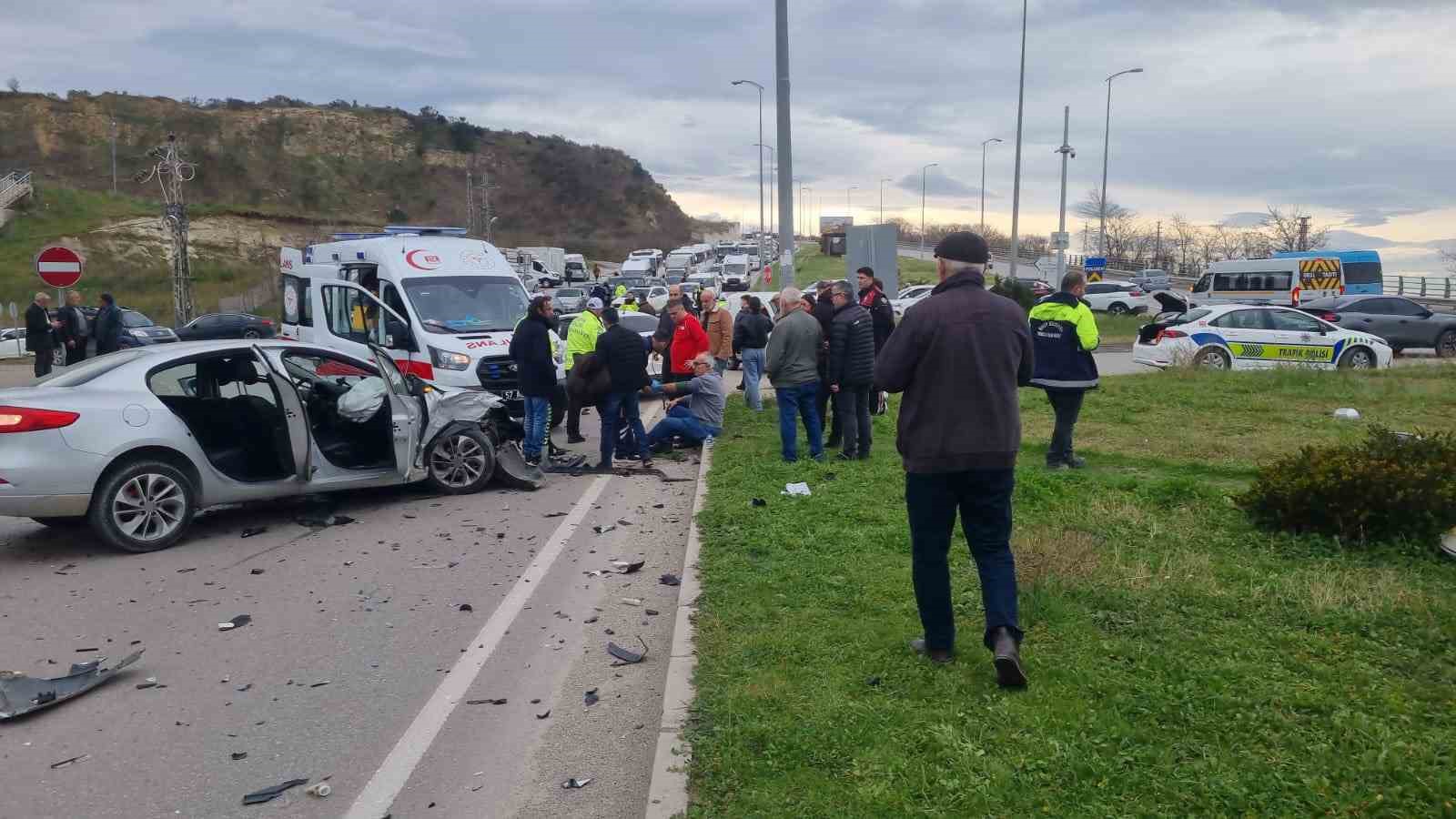 Sinop&rsquo;ta otomobiller &ccedil;arpıştı: 3 yaralı
