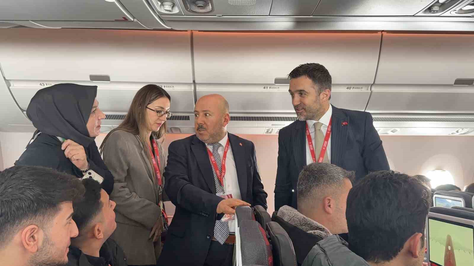 T&uuml;rk Hava Yolları 100 bin &ccedil;alışanının fotoğrafıyla giydirdiği 500. u&ccedil;ağını tanıttı
