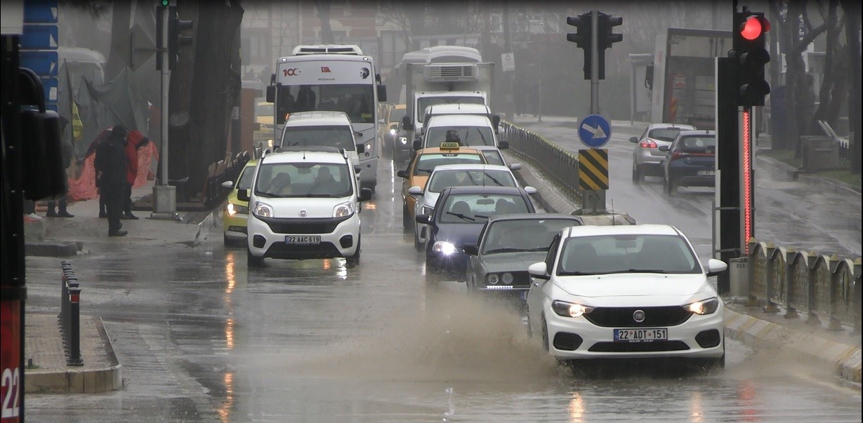 Edirne’de yağmur etkili oldu, cadde ve sokaklar göle döndü