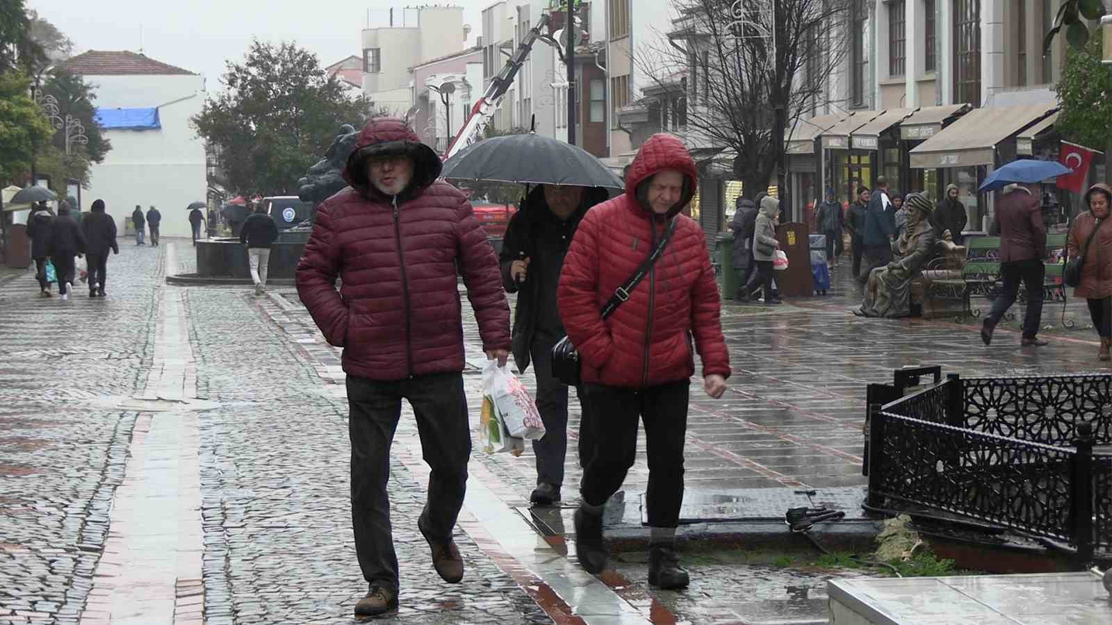 Edirne&rsquo;de yağmur etkili oldu, cadde ve sokaklar g&ouml;le d&ouml;nd&uuml;
