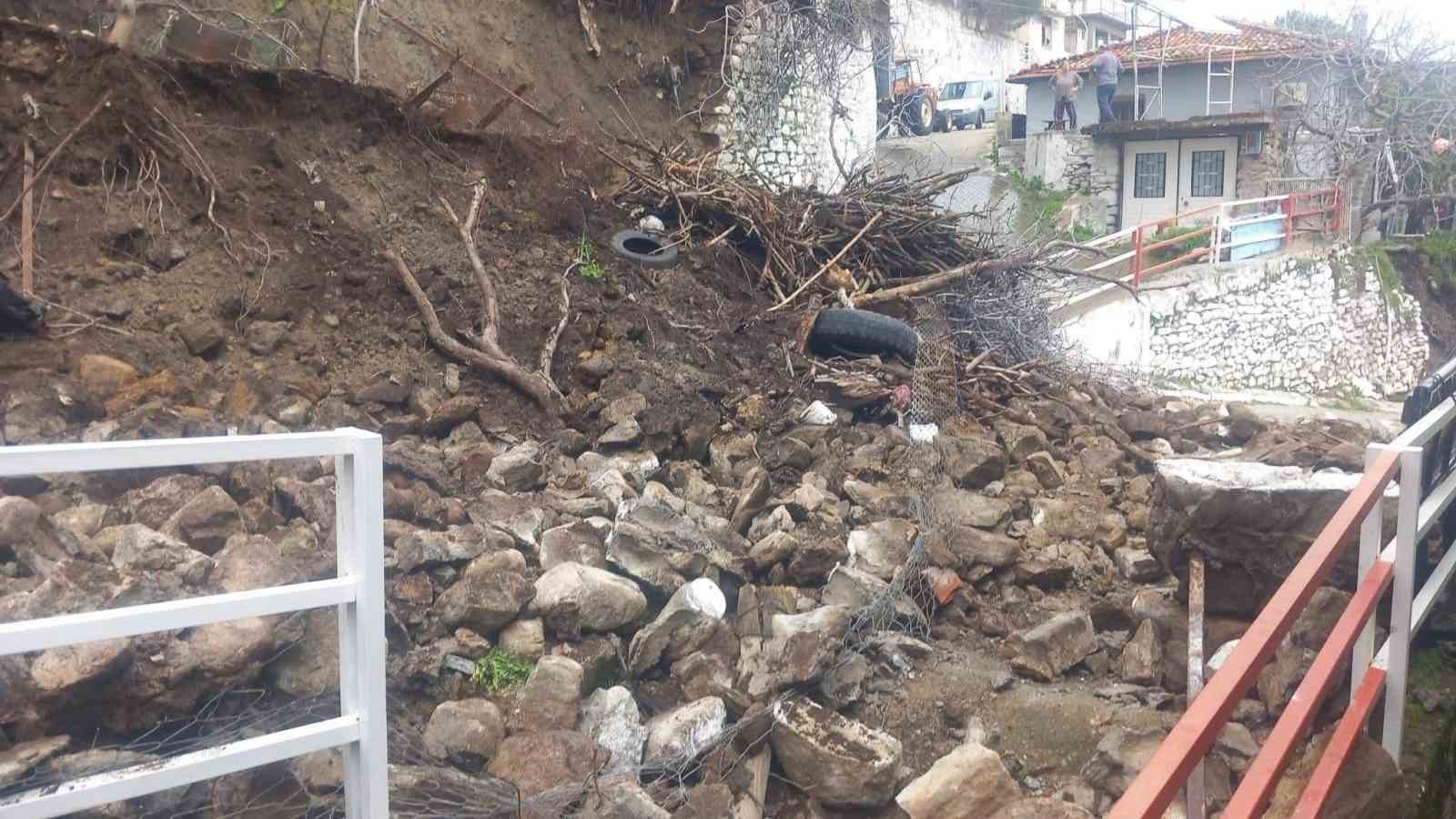 Kuvvetli yağışa dayanamadı, &ccedil;&ouml;kt&uuml;
