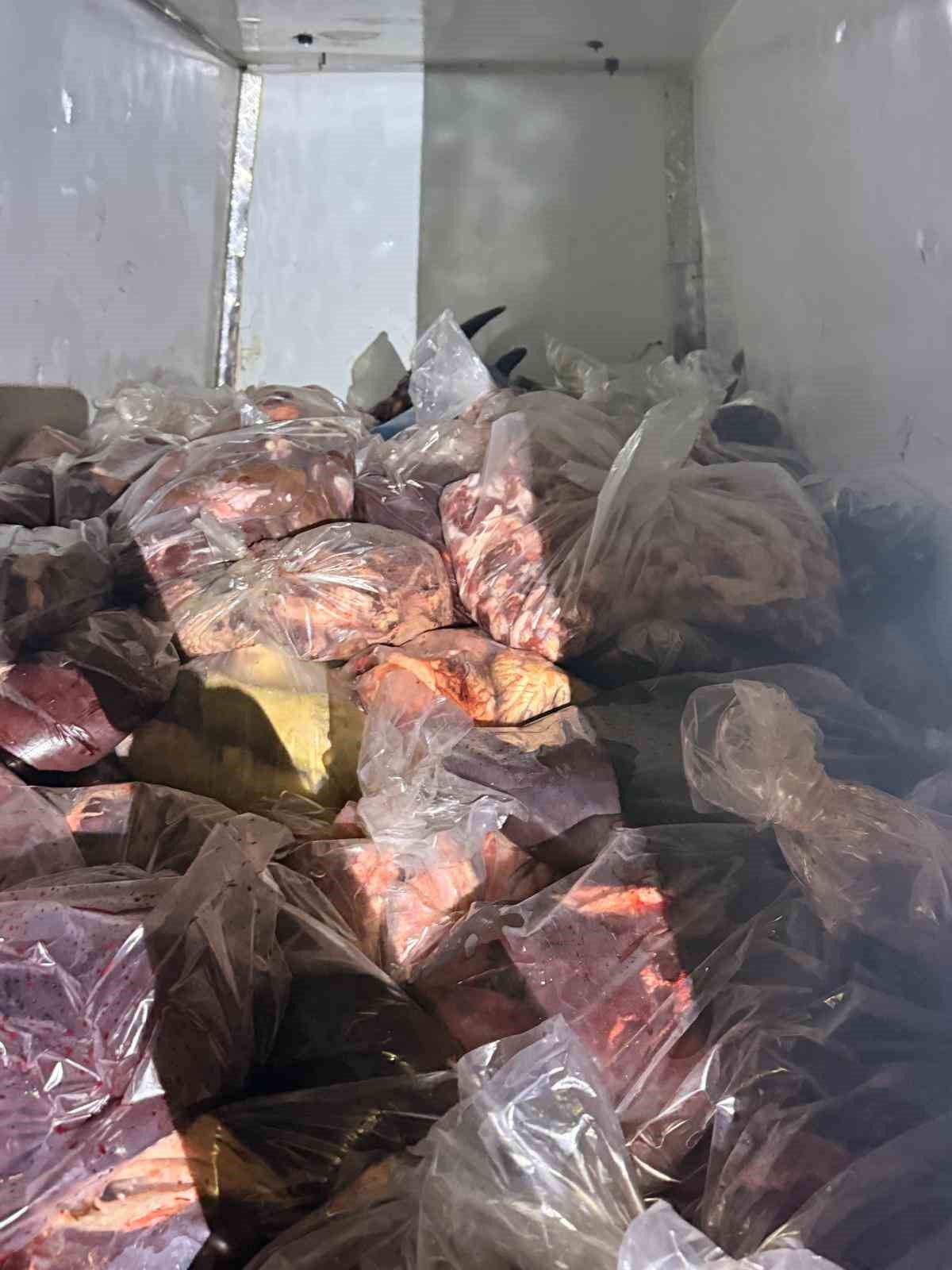 Kamyonette hijyen kurallarına aykırı taşınan 3 ton sakatat ele ge&ccedil;irildi, 207 bin lira ceza kesildi
