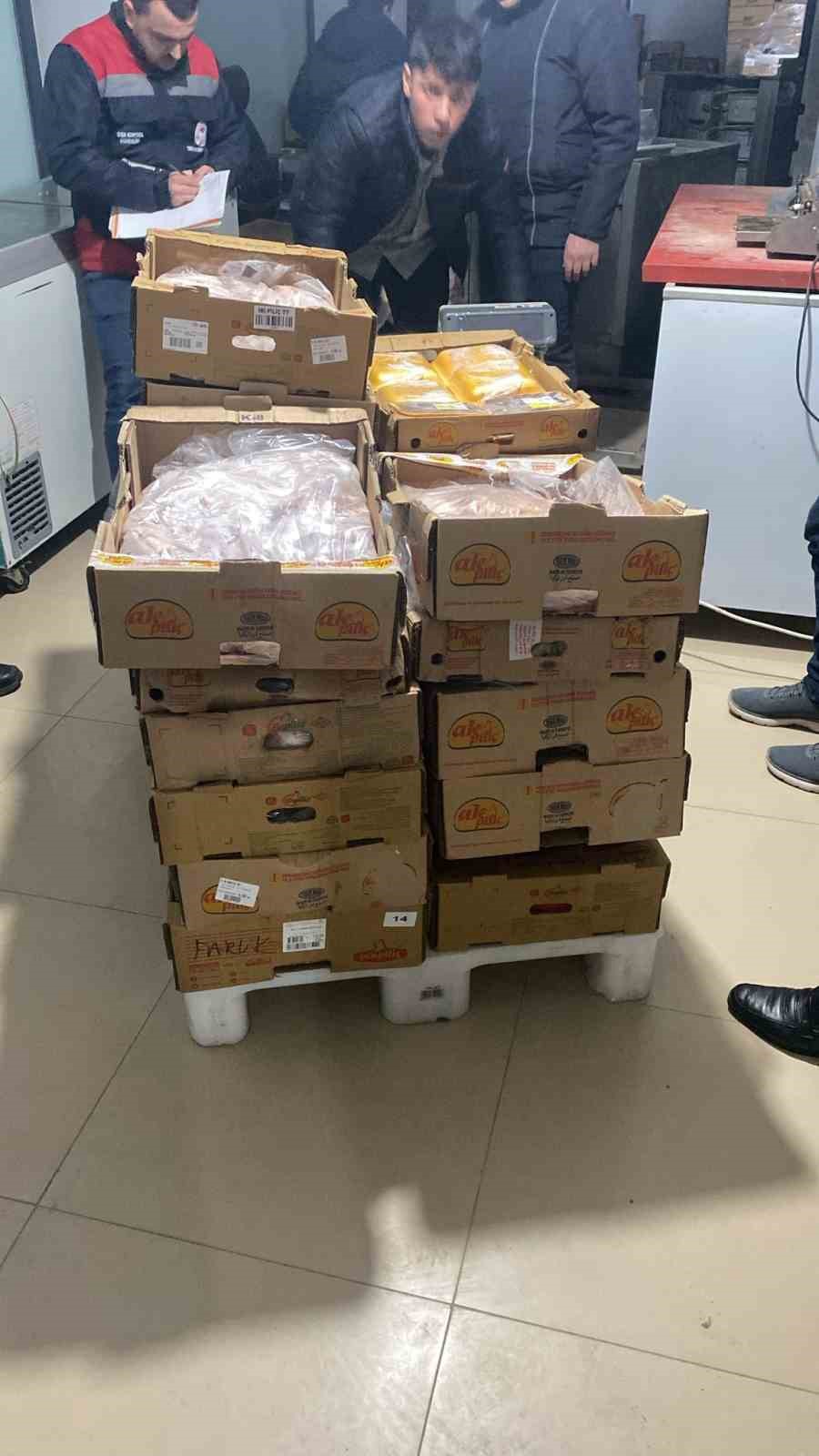 Trabzon&rsquo;da tavuk eti deposundaki bozuk &uuml;r&uuml;n ele ge&ccedil;irildi
