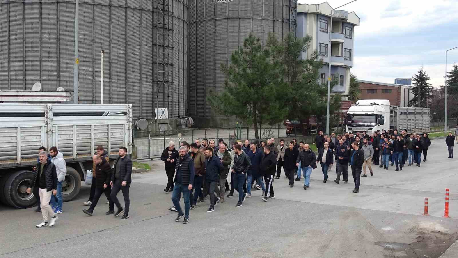 Yeşilyurt Demir-&Ccedil;elik iş&ccedil;ilerinden yapılan zamma y&uuml;r&uuml;y&uuml;şl&uuml; protesto
