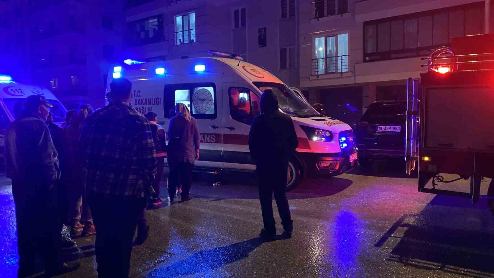 &Ccedil;orum&rsquo;da ev yangını: Mahsur kalan aileyi itfaiye kurtardı
