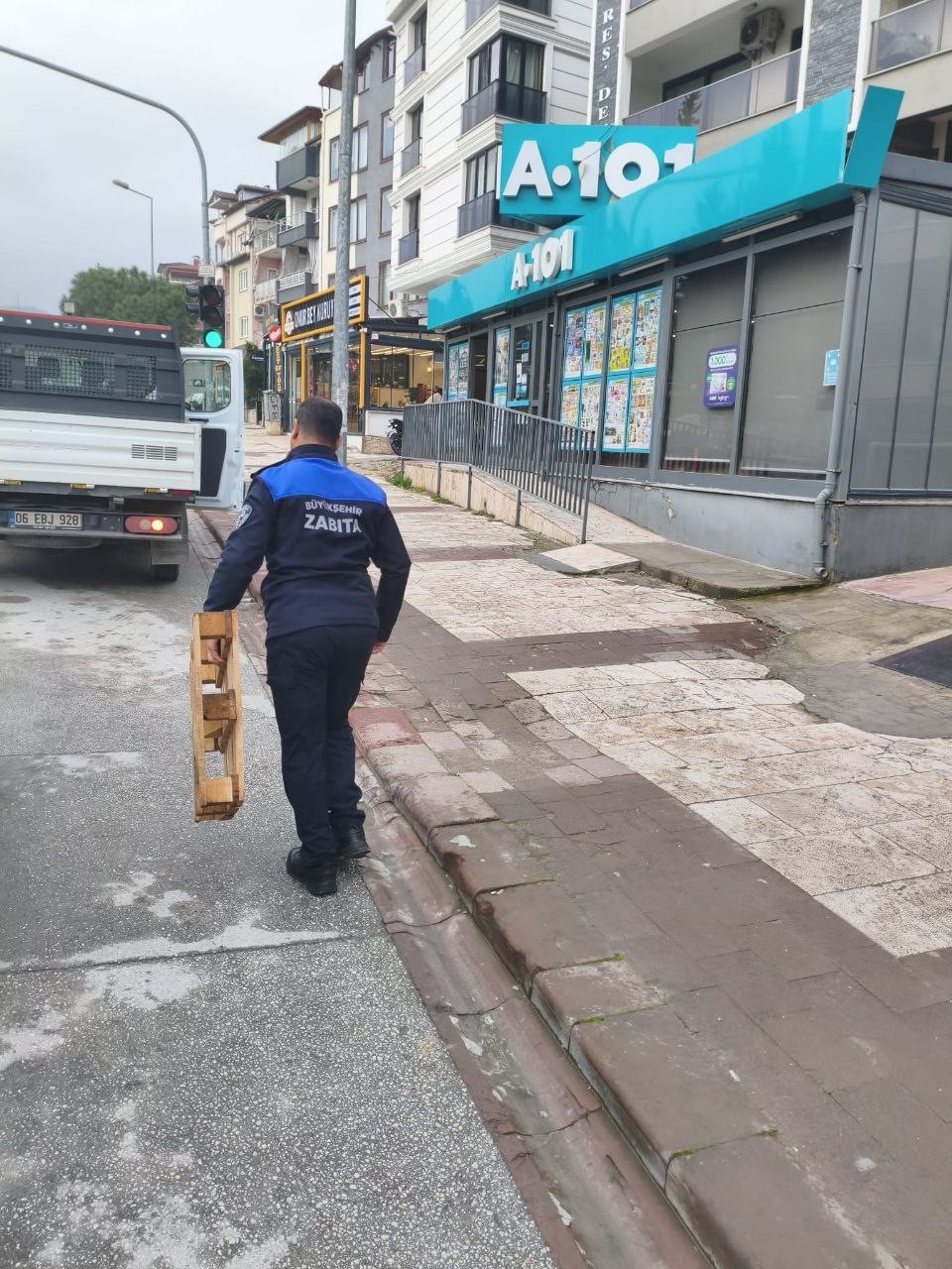 Denizli’de zabıta ekipleri yol ve kaldırım işgallerine geçit vermiyor