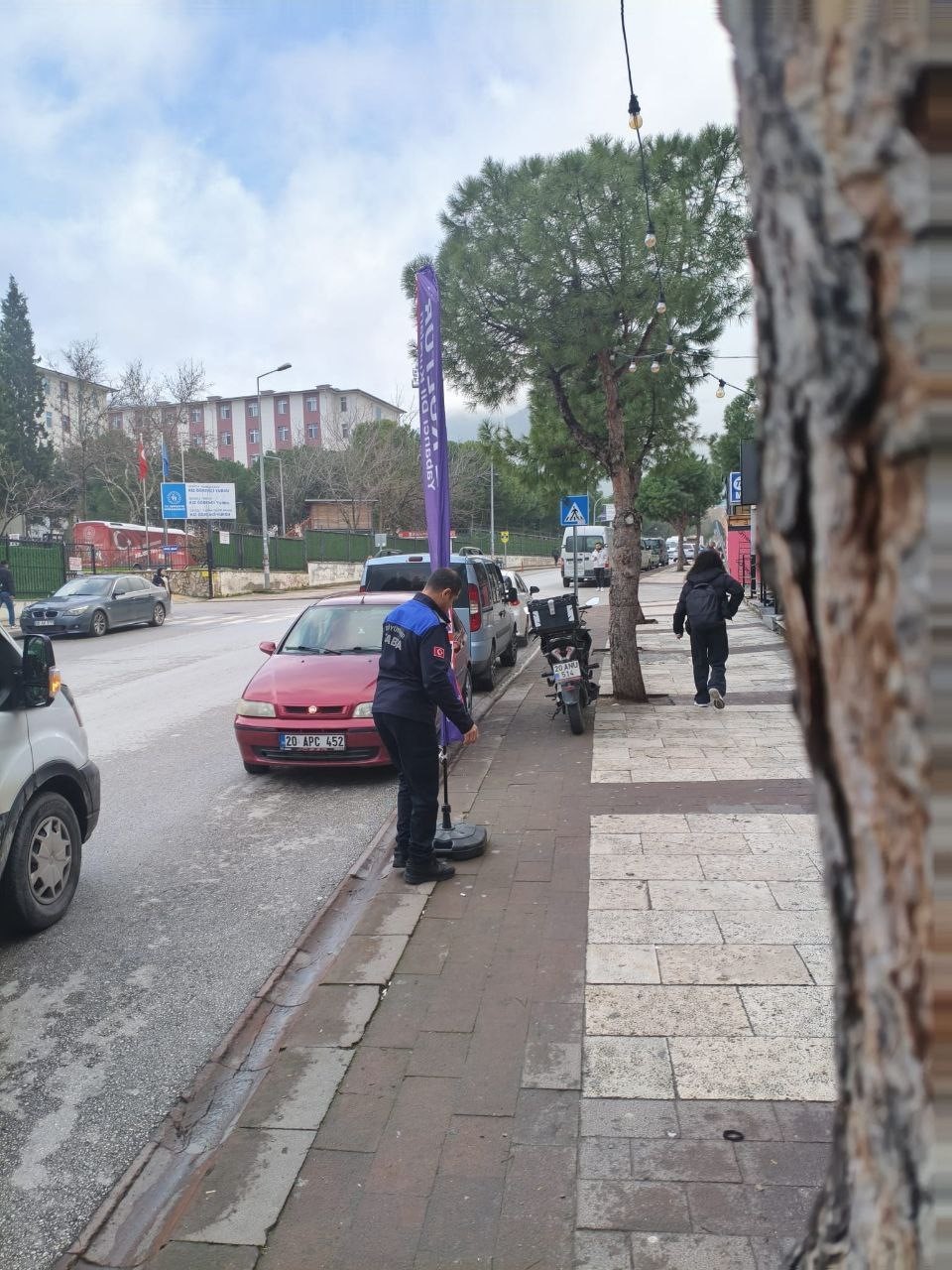 Denizli&rsquo;de zabıta ekipleri yol ve kaldırım işgallerine ge&ccedil;it vermiyor
