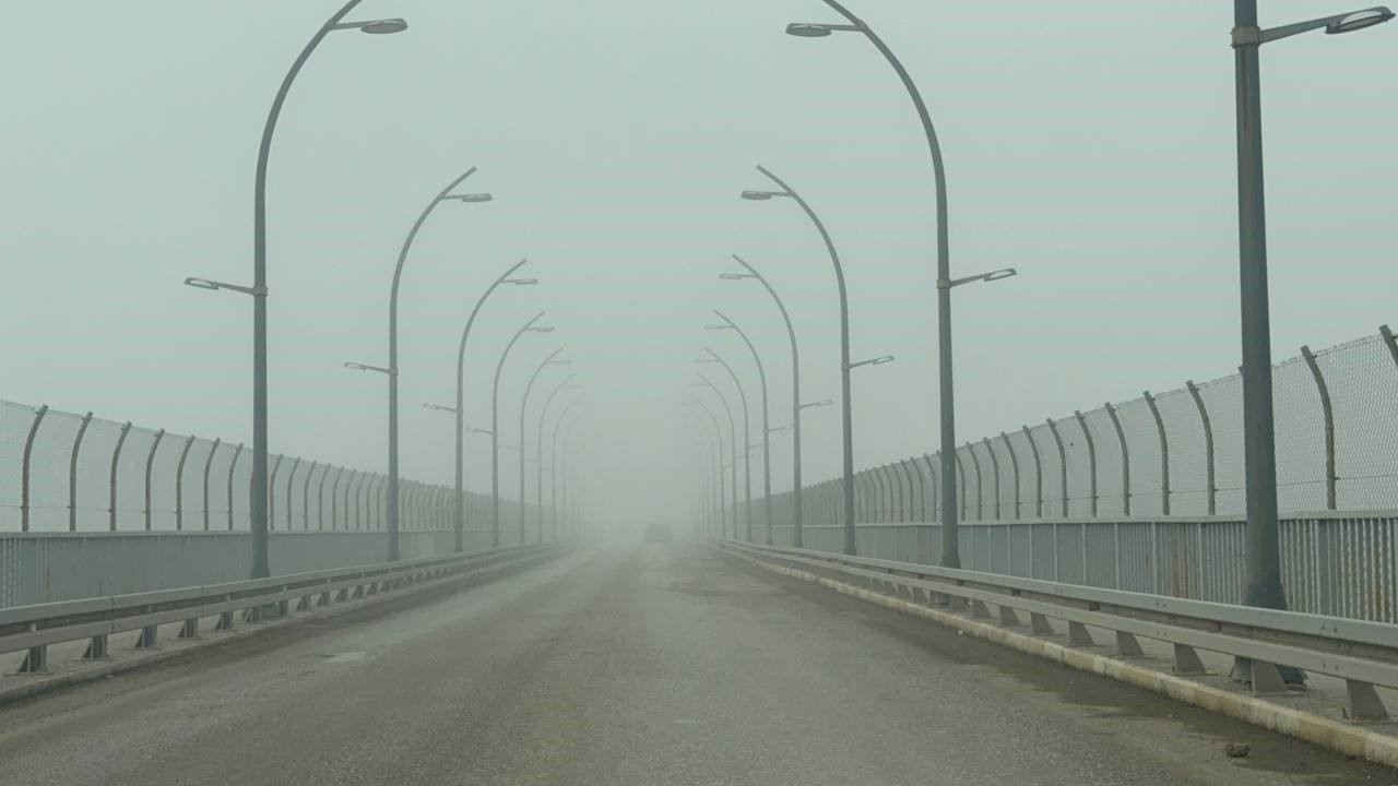 Yoğun sisten kaybolan yapılar dronla g&ouml;r&uuml;nt&uuml;lendi

