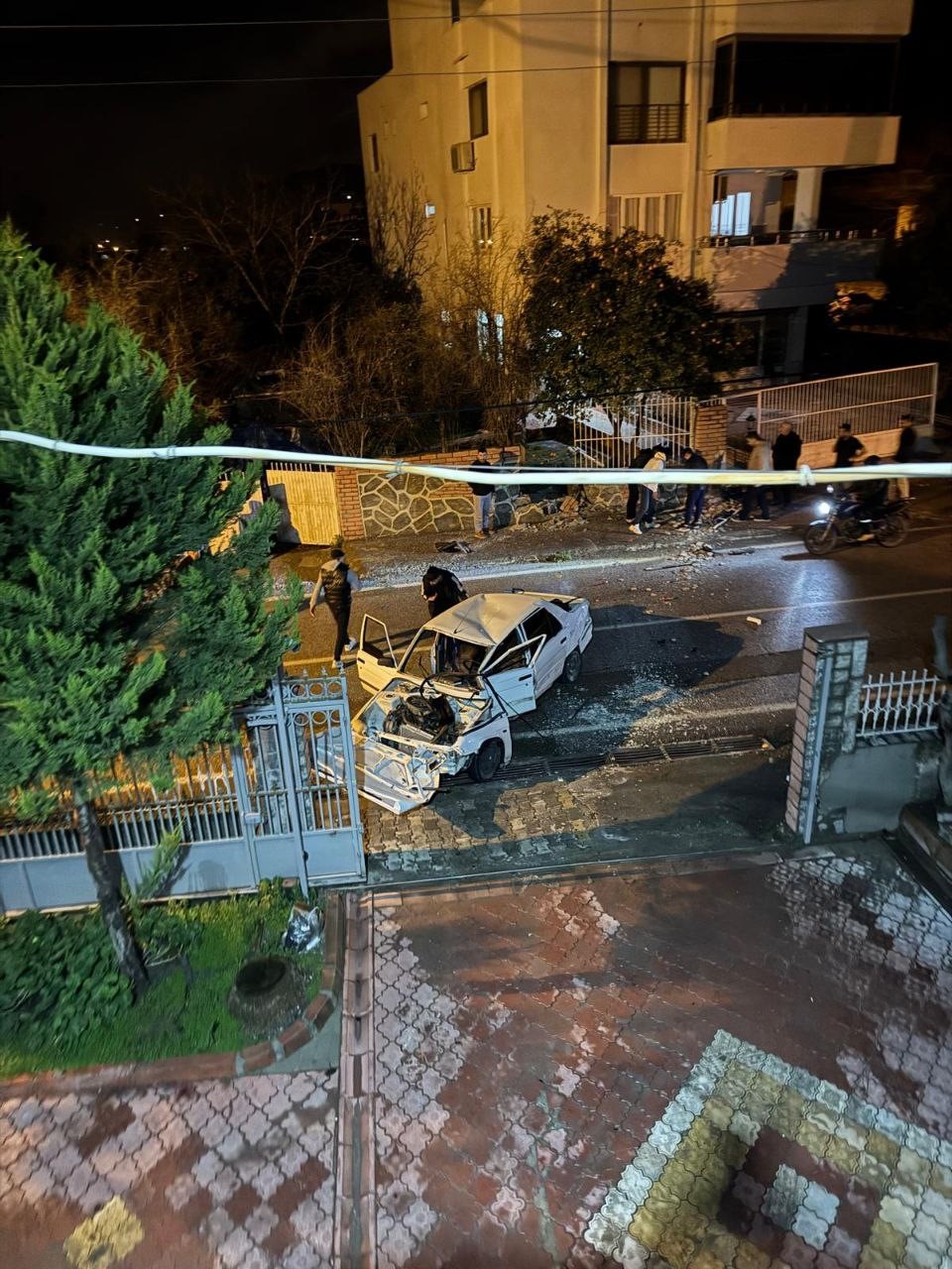 Erzin’de bahçe duvarına çarpan otomobilin sürücüsü yaralandı