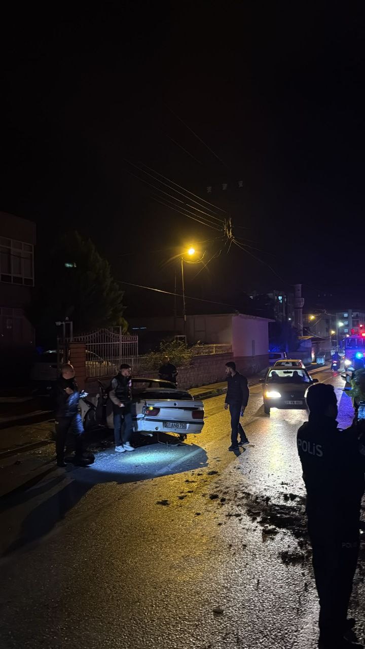 Erzin&rsquo;de bah&ccedil;e duvarına &ccedil;arpan otomobilin s&uuml;r&uuml;c&uuml;s&uuml; yaralandı
