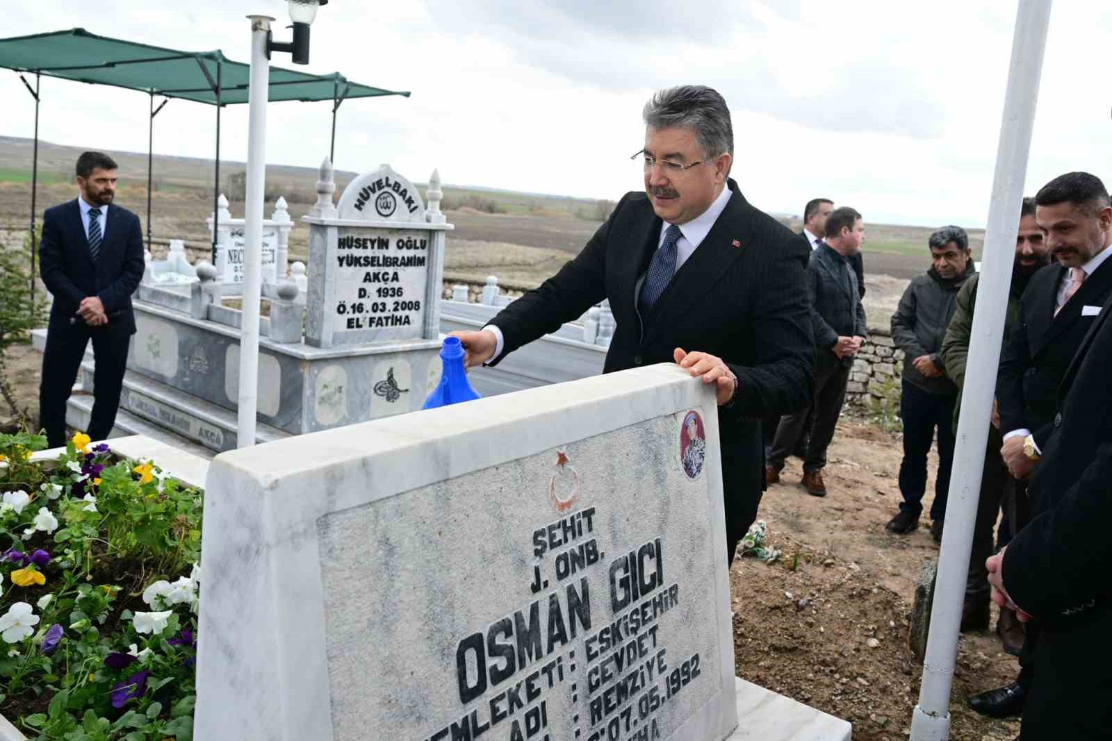 Vali Yılmaz, Şehit Jandarma Onbaşı Osman Gıcı’nın kabrini ziyaret etti