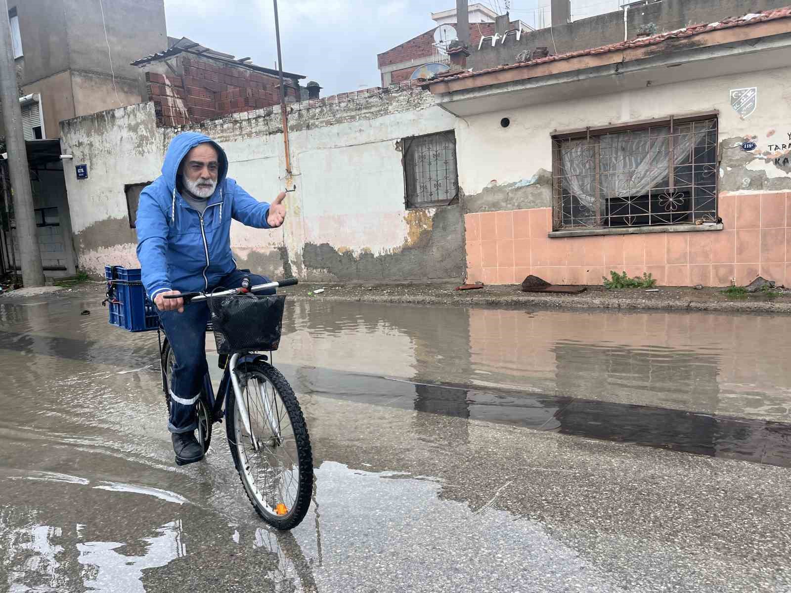 Karşıyaka&rsquo;da sağanak sonrası sokaklar g&ouml;le d&ouml;nd&uuml;
