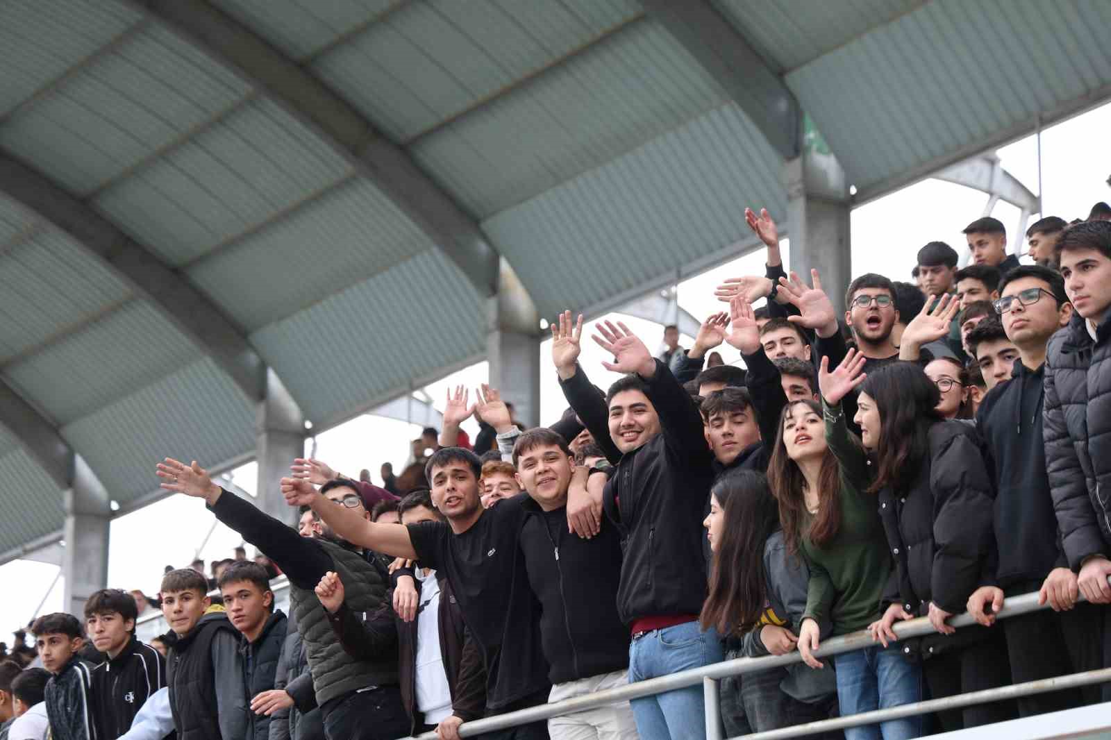 Adana’da liseli gençlerin maç heyecanı çıkan kavgayla yarıda kaldı