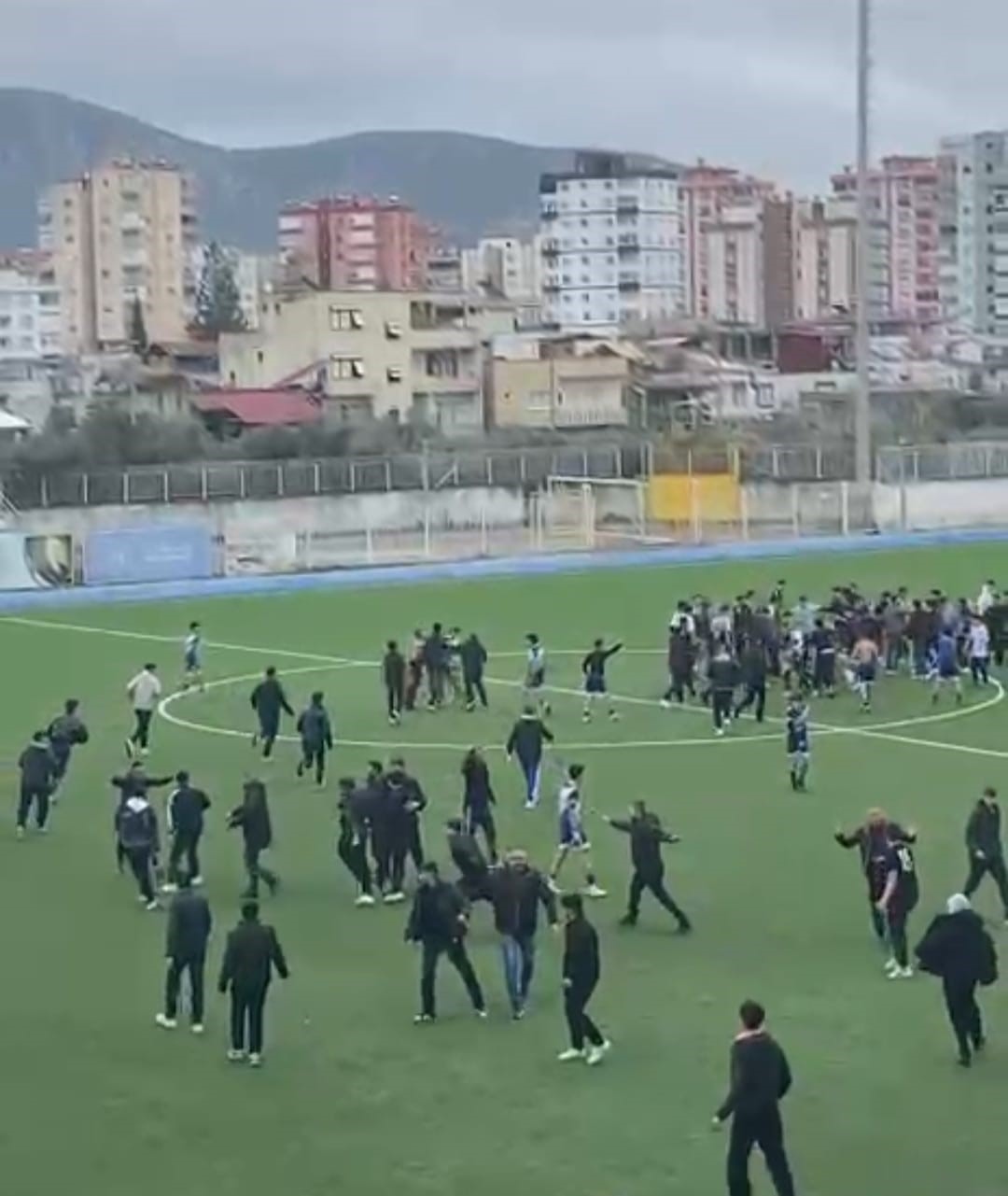 Adana&rsquo;da liseli gen&ccedil;lerin ma&ccedil; heyecanı &ccedil;ıkan kavgayla yarıda kaldı
