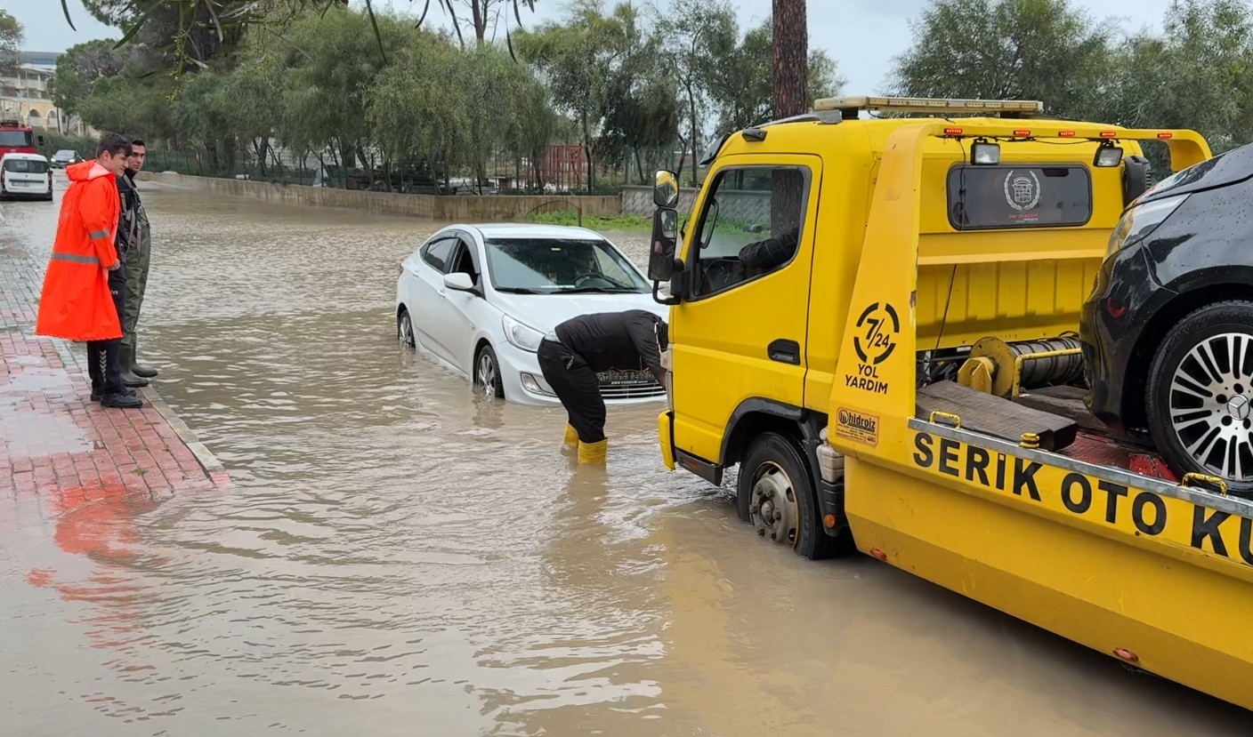 Serik’te sağanak nedeniyle yollarda su birikintileri oluştu