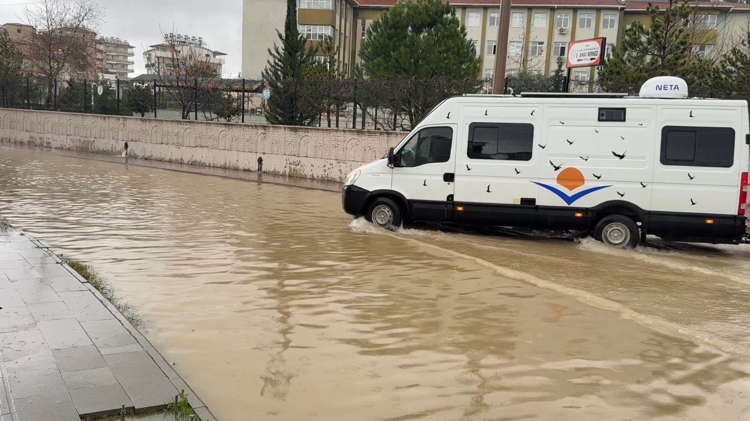 Serik&rsquo;te sağanak nedeniyle yollarda su birikintileri oluştu
