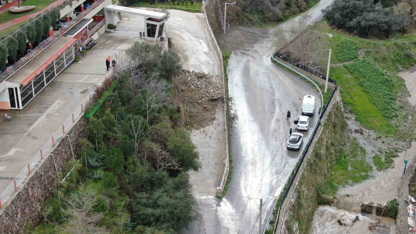 İzmir&rsquo;de l&uuml;ks site yolu toprak kayması nedeniyle kapandı
