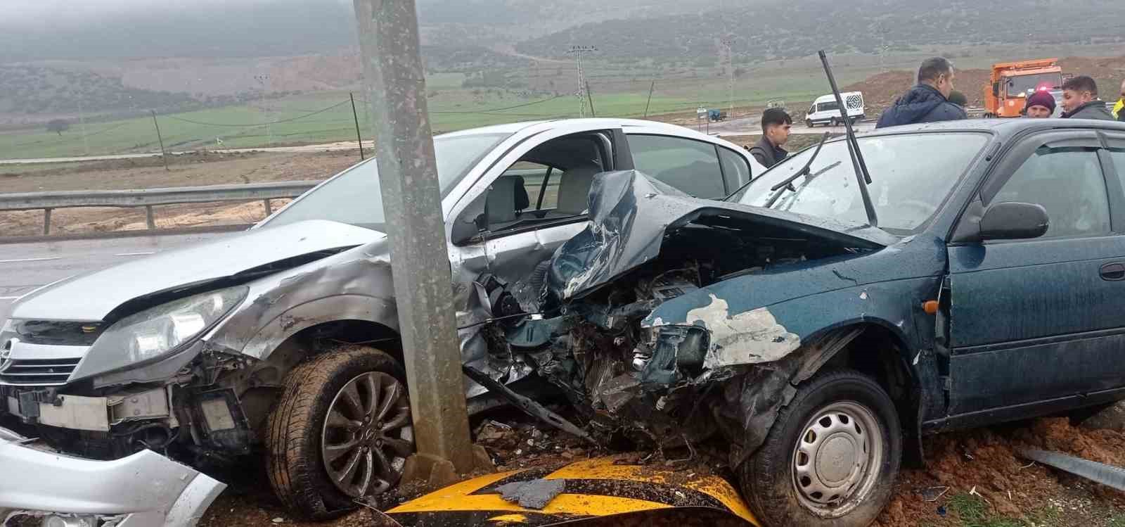 Gaziantep’te çarpışan araçların sürücüleri yaralandı