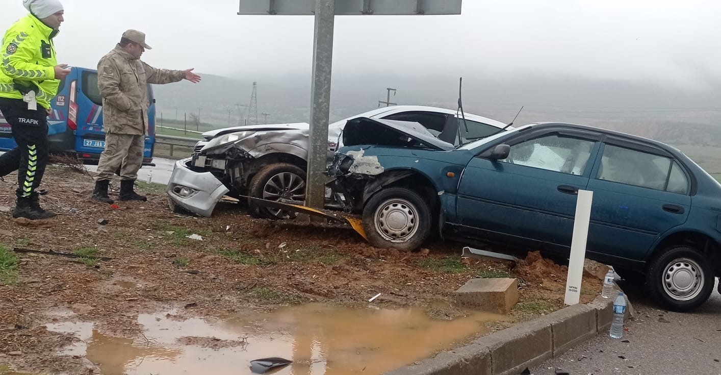Gaziantep&rsquo;te &ccedil;arpışan ara&ccedil;ların s&uuml;r&uuml;c&uuml;leri yaralandı
