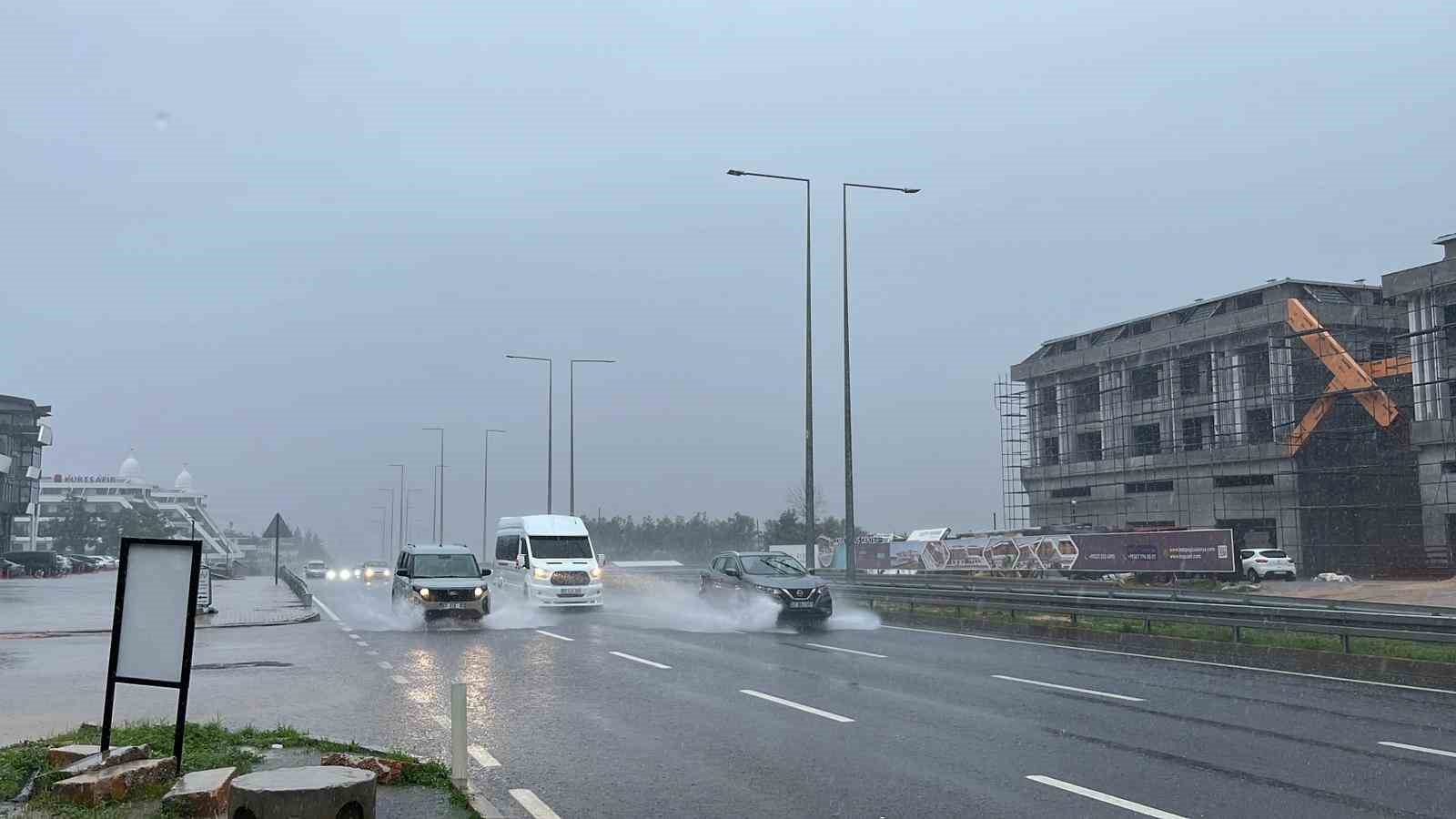 Alanya’da sağanak etkili oldu, sürücüler zor anlar yaşadı