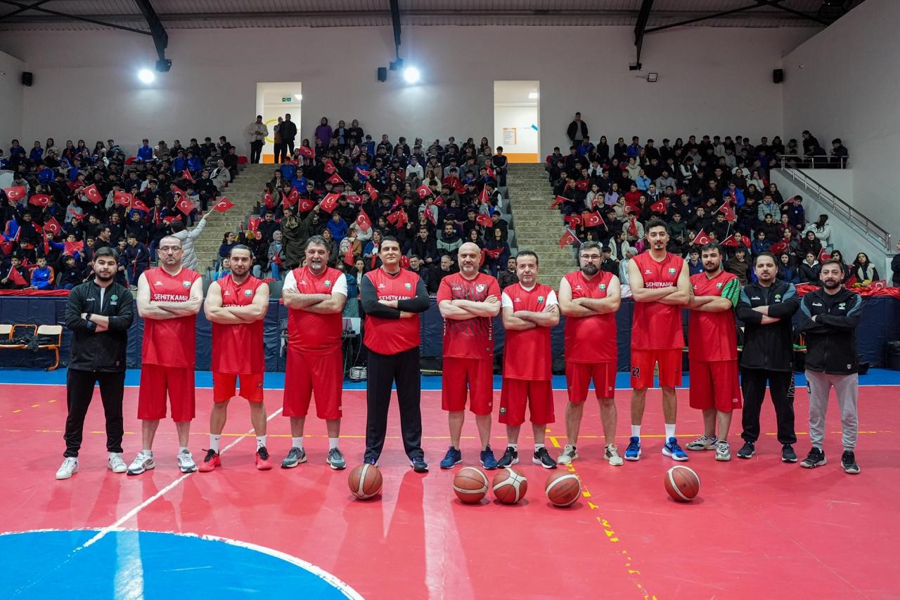 Yılmaz, parkede gen&ccedil;lerle kozlarını paylaştı
