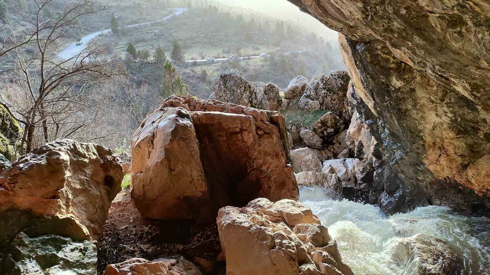 Derebucak&rsquo;ta kuruyan D&uuml;den Şelalesi yeniden akmaya başladı
