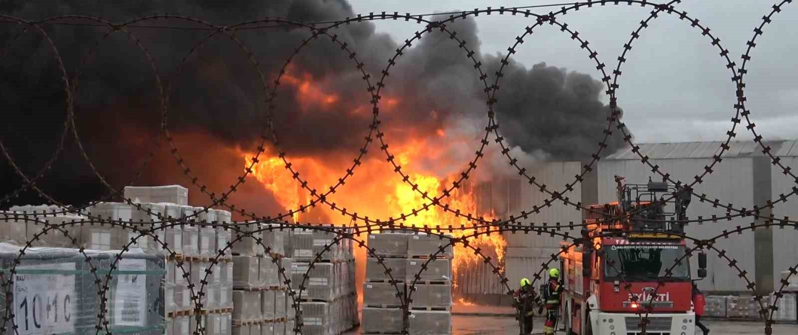 Yapı market deposundaki yangın kontrol altında