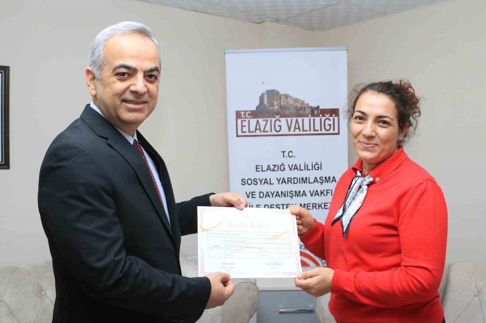 Elazığ aile destek merkezi kursiyerlerine sertifika